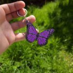 - Breloc: Fluture violet