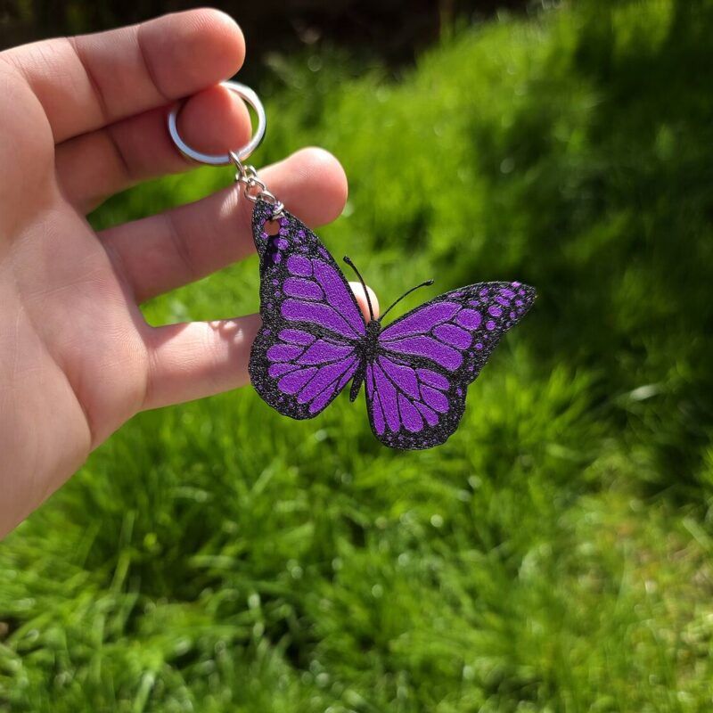 Breloc: Fluture violet