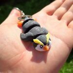 - Breloc: Pinguin cu creastă